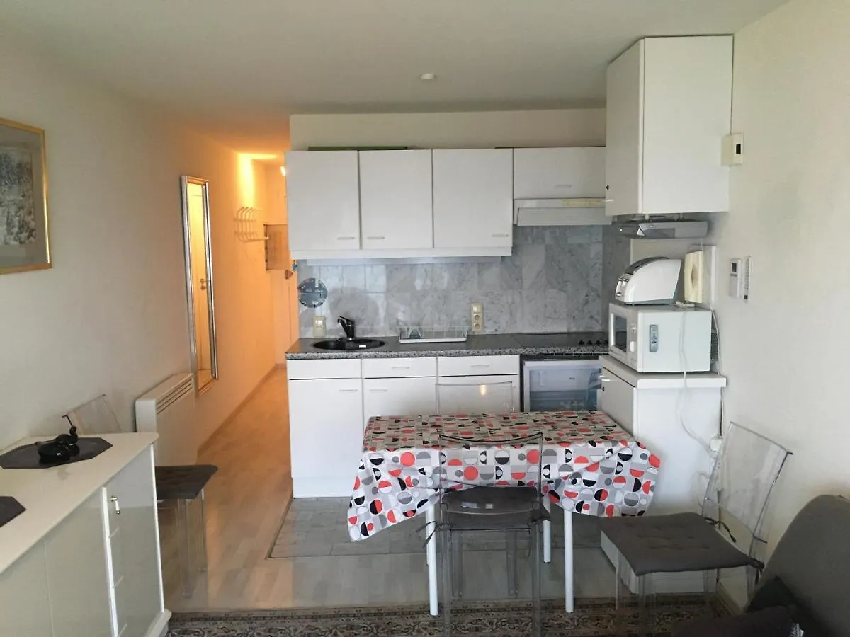 Prachtige Studio Met Frontaal Zeezicht En Terras 4 Pers. Oostende 0*,  Belçika